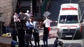 مسعفون ينقلون مصابا برصاص قوات الاحتلال