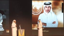 يونس علي يتسلم جائزة أفضل مدرب