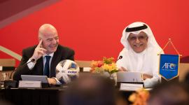 رئيس الاتحاد الآسيوي لكرة القدم بجانب رئيس الفيفا