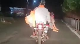 الأب ينقل ابنته المتوفاه بواسطة دراجة بخارية