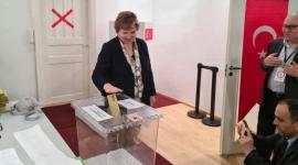 الناخبون الأتراك خلال الإدلاء باصواتهم