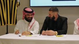 كريم بنزيما أثناء توقيعه لفريق الاتحاد السعودي