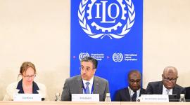 سعادة الدكتور علي بن صميخ المري وزير العمل خلال ترأسه الجلسة الختامية