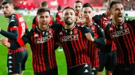 لاعبو اتحاد العاصمة يحتفلون بعد الفوز بكأس الكونفدرالية الأفريقية