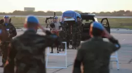 عناصر من قوات اليونيفيل يشيعون الجندي القتيل في ديسمبر الماضي