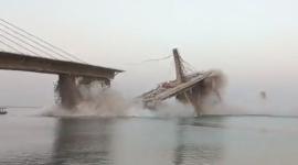 الجسر لحظة انهياره
