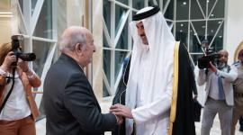 سمو الأمير في استقبال الرئيس الجزائري