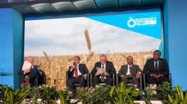 سعادة وزير البلدية خلال إلقاء كلمته في الحلقة النقاشية