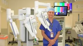 الروبوت الجراج إلى جوار الطبيب محمود أختار