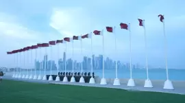 علم قطر في صورة من مدينة الدوحة