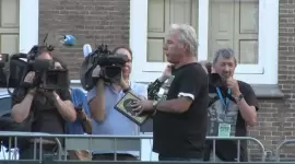 المتطرف إدوين فاغنسفيلد قبيل تمزيق المصحف الشريف أمس