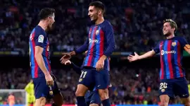 سيرجي روبرتو وروبرت ليفاندوفسكي وفيران توريس