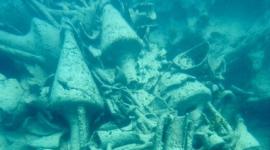 جانب من بقايا السفينة الغارقة