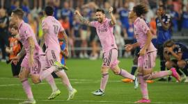 ميسي يقترب من لقب جديد