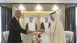 خلال استلام نسخة من أوراق الاعتماد