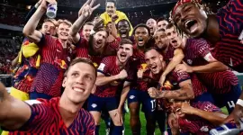 احتفال لاعبو لايبزج بعد الفوز على بايرن ميونخ