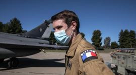 طيار فرنسي إلى جوار مقاتلة من طراز رافال