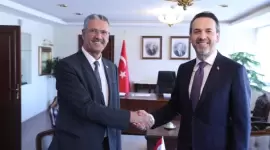 حيان عبدالغني وزير النفط العراقي وألب أرسلان بيرقدار وزير الطاقة والموارد الطبيعية التركي