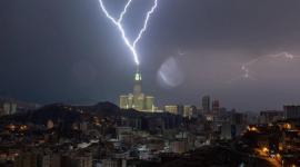 صاعقة تضرب برج "الساعة" الشهير في مدينة مكة المكرمة