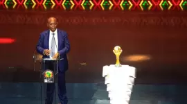 باتريس موتسيبي رئيس الاتحاد الإفريقي وبجانبه كأس أمم إفريقيا