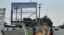 لافتة ممزقة تحمل صورة علي بونغو وسط هدوء ملحوظ في شوارع ليبرفيل