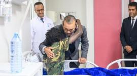 ملك المغرب في زيارة سابقة لأحد مصابي الزلزال