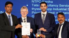 خلال تسلم الجوائز