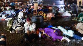 المواطنون يفترشون الطرقات هربا من الزلزال المدمر مساء أمس