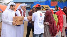 جانب من عملية توزيع التمور على النازحين الصوماليين