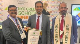 جميل كتيم الشمري مدير أكاديمية قطر للقادة بعد تسلمه الجائزة