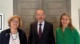 وزير الخارجية الأردني مع مساعدة وزير الخارجية الأمريكي لشؤون الشرق الأدنى