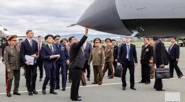 "كيم أون" يتفقد أحد الصواريخ من طراز كينجال