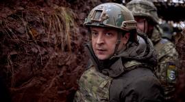 الرئيس الأوكراني فلاديمير زيلينسكي مرتديا الزي العسكري