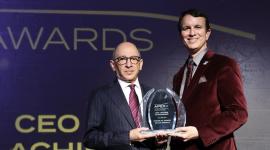 الرئيس التنفيذي لمجموعة الخطوط الجوية القطرية خلال تسلم الجائزة