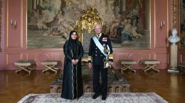 جلالة ملك السويد خلال استقباله سعادة السفيرة