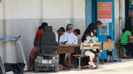 مجموعة من الفلسطينيين في إحدى مدارس "الأونروا"