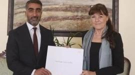 خلال تسليم نسخة من أوراق الاعتماد