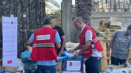 جانب من توزيع المساعدات