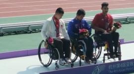 البطل القطري علي أرشد بعد التتويج