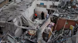 آثار القصف الإسرائيلي المستمر على غزة باستهدافه منازل مأهولة