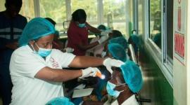 جانب من عمليات الكشف على المرضى