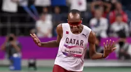 البطل القطري معتز برشم يحتفل بالذهبية