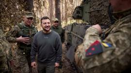 زيلينسكي خلال زيارته خطوط القتال شمال شرقي البلاد