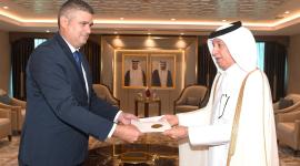 خلال تسليم نسخة من أوراق الاعتماد