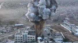 الدخان يتصاعد جراء تفجير الاحتلال لمرافق مجمع الشفاء