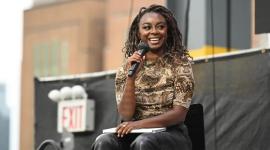 الكاتبة جاسمين هيوز