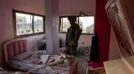 جندي إسرائيلي في إحدى البنايات السكنية بغزة أثناء الاجتياح البري