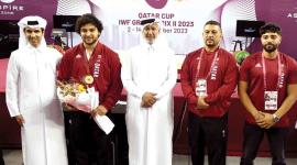 السيد محمد يوسف المانع مع فارس إبراهيم بعد تتويجه بثلاث ميداليات