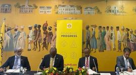 جانب من توقيع العقد