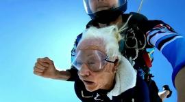 المعمرة الأمريكية جلندين هاملتون أثناء القفز المظلي من الطائرة